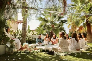 Es un encuentro, o un pequeño ritual para honrar a la futura mamá en el que sólo participan mujeres del entorno más cercano de la embarazada. A diferencia del comercial baby shower, fiesta en la que se hacen regalos a la embarazada para el futuro bebé, el blessingway es un acontecimiento espiritual, una reunión en la que se brinda apoyo emocional acerca del embarazo y del parto que está por venir. Los ritos y las oraciones en el blessingway tienen que ver con la curación, la creación, la armonía y la paz.