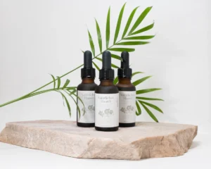 Unser natürliches Haaröl vereint die Kraft von Amla, Schwarzkümmel, Rosmarin und weiteren hochwertigen Ölen, um Haarausfall zu reduzieren, das Haarwachstum zu fördern und die Kopfhaut zu pflegen. Es eignet sich für alle Haartypen und bietet intensive Feuchtigkeit sowie Schutz vor Umwelteinflüssen. Entdecke die natürliche Lösung für gesundes, kräftiges Haar! www.lora-naturkosmetik.de
