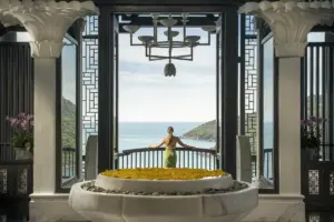 Once honoured by the World Travel Awards as one of Asia’s leading luxury resorts, the InterContinental Danang Sun Peninsula Resort captivates guests with its stunning natural beauty reminiscent of a tropical paradise on the Son Tra Peninsula and unique architectural spaces that offer countless perfect “check-in” spots. One such spot is the lounge balcony on the resort’s Heaven floor.